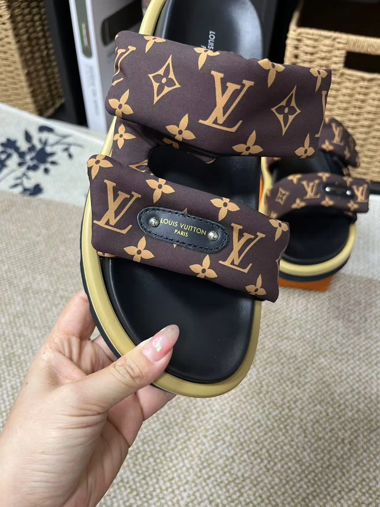 P340 yuan LV Louis Vuitton Full of high-end feel! A popular model among bloggers at home and abroad, it’s retro and fashionable, and looks stunning on your feet! Mainly recommended model on the official website★ ━━━━━ ЅᏇєєt ━━━━━ ▪️Upper: original calfskin ➕5D printing process ▪️Inner: imported mixed sheepskin ▪️Outsole: original molded foam outsole ▪️Size: Female 35-40 Men's 39-44 (women's 41 men's 45)